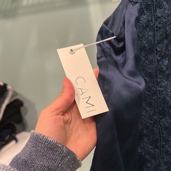 NWT Elegant navy Lace top - Picture 4 of 6